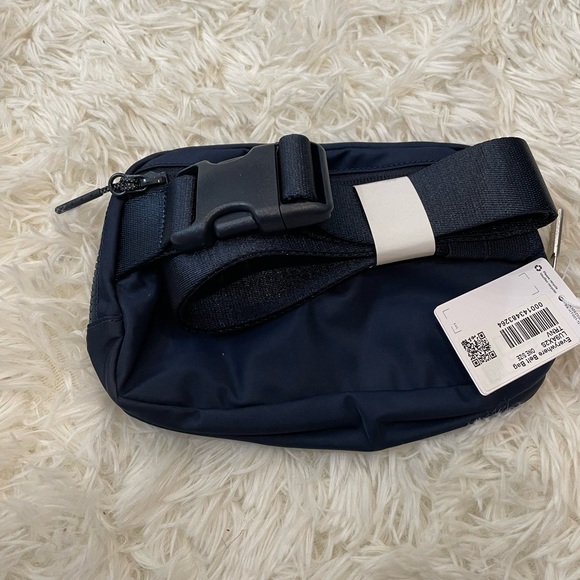 NWT lululemon everywhere belt bag true navy - Picture 3 of 3
